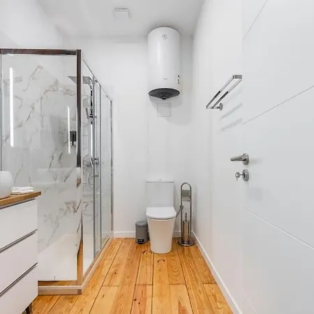 Charming 2br W Terrace & Garden 아파트 *