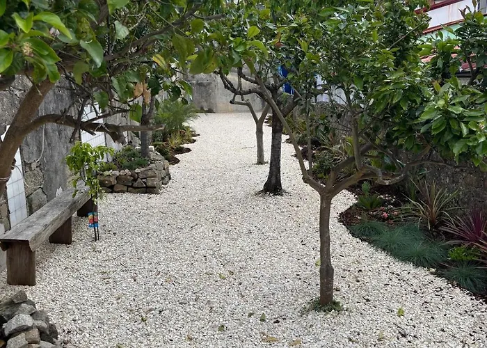 Apartamento Charming 2br W Terrace & Garden