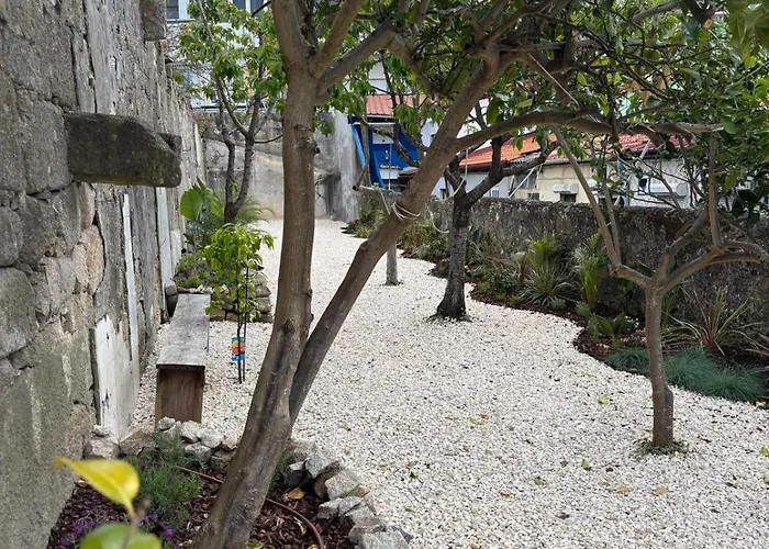 Charming 2br W Terrace & Garden *