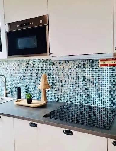 Charming 2br W Terrace & Garden 아파트 *