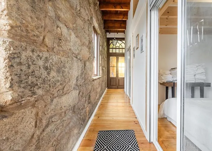 Charming 2br W Terrace & Garden 아파트