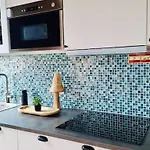 Charming 2br W Terrace & Garden شقة *