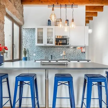 Charming 2br W Terrace & Garden * بورتو