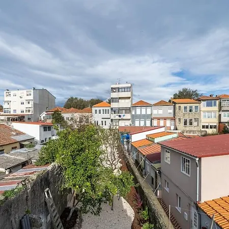Charming 2br W Terrace & Garden Apartmán