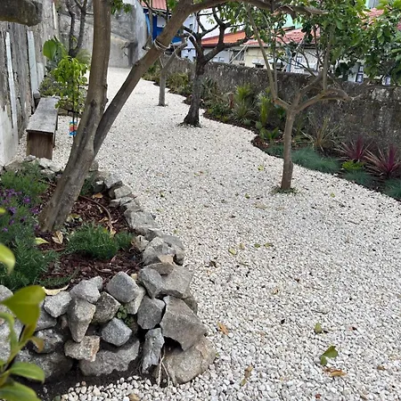 Apartmán Charming 2br W Terrace & Garden *