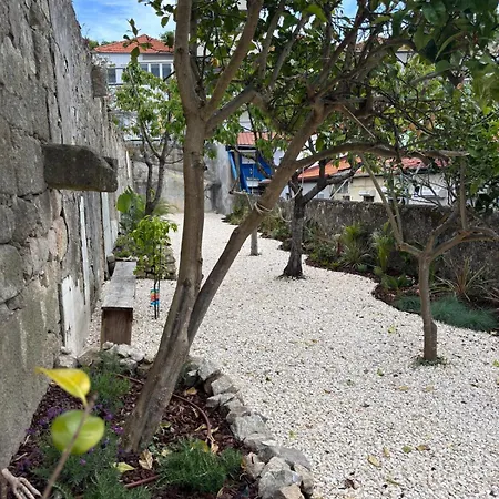 Charming 2br W Terrace & Garden *